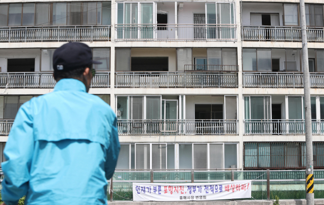22일 경북 포항시 북구 흥해읍에 있는 지진 피해를 입은 한 아파트가 복구가 늦어지며 주민들은 떠난 체 출입이 통제되고 있다. 한편 최근 동해 인근에서 규모 4.0 안팎의 지진이 연달아 발생하면서 지역주민들의 불안감은 커지고 있다. 기상청에 따르면 이날 오전 5시 45분 경북 울진군 동남동쪽 38㎞ 해역에서 규모 3.8의 지진이 발생했으며 앞서 19일 오전 11시 16분 강원도 동해시 북동쪽 54㎞ 해역에서는 규모 4.3의 지진이 일어났다. 연합뉴스