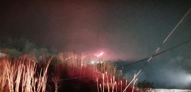 22일 오후 경기도 연천군 비무장지대(DMZ) 군사분계선(MDL) 일대에서 불이 났다. 사진은 화재 현장에서 피어오르는 불꽃의 모습. 연합뉴스