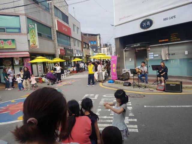 시민들이 꿈틀로 거리에서 문화예술을 체험하고 있다. 포항시 제공