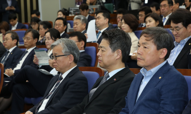 더불어민주당 의원들이 23일 국회에서 열린 의원총회에서 지도부 모두발언을 듣고 있다. 연합뉴스