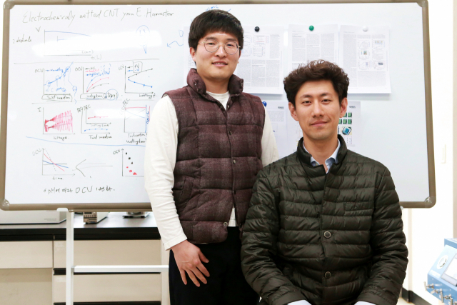 왼쪽부터 DGIST 스마트섬유융합연구실 손원경 연구원, 최창순 선임연구원. DGIST 제공