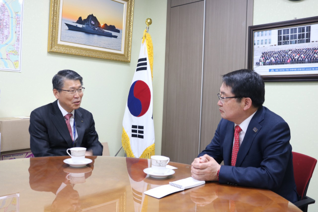 지난달 자유한국당 백승주 국회의원(구미갑·오른쪽)이 은성수 한국수출입은행장을 만나 구미출장소 폐쇄 문제를 논의하고 있다. 백승주 의원실 제공