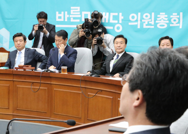 23일 국회에서 열린 바른미래당 의원총회에서 손학규 대표와 유승민 의원이 굳은 표정으로 참석해 있다. 연합뉴스