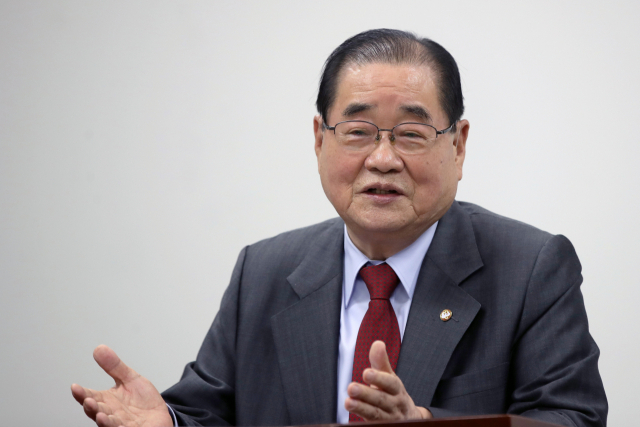 23일 오전 광주시의회 시민소통실에서 우당 이회영 선생의 손자 이종찬씨가 자신의 광복회장 출마를 반대하는 광주 시민단체의 주장을 반박하는 기자회견을 열고 있다. 연합뉴스