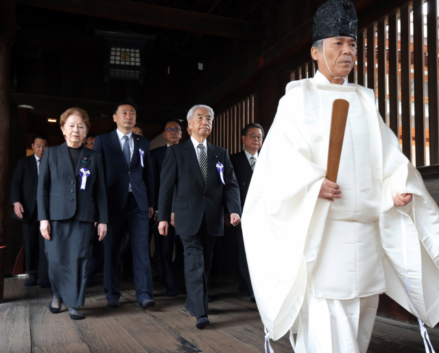우익 성향의 일본 의원 70여명이 23일 오전 A급전범들이 합사(合祀)된 도쿄(東京) 야스쿠니(靖國) 신사를 집단 참배했다. 연합뉴스