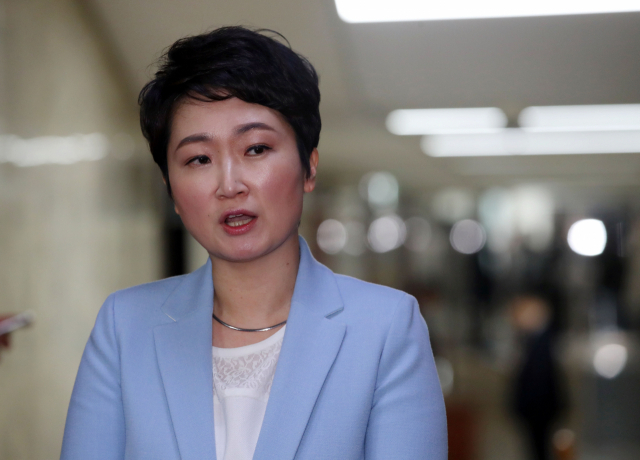 바른미래당 이언주 의원이 18일 여의도 국회에서 열린 의원총회에서 참관을 마치고 나서며 취재진 질문에 답하고 있다. 연합뉴스