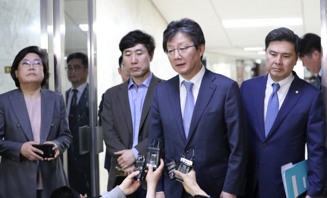 23일 바른미래당 이혜훈(왼쪽부터), 하태경, 유승민, 지상욱 의원이 국회에서 열린 의원총회를 마친 뒤 브리핑을 하고 있다. 연합뉴스
