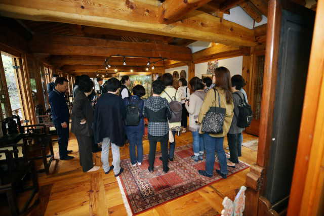 200년 넘게 베일에 싸여있다 23일 오후 일반인에게 한시적으로 공개된 서울 성북구 성락원(城樂園) 송석정 내부를 관람객들이 둘러보고 있다. 19세기 들어 철종 때 이조판서를 지낸 심상응의 정원으로 사용됐고, 일제 강점기에는 고종의 다섯째 아들인 의친왕 이강이 35년간 별저로 썼다. 이후 심상응의 후손인 고(故) 심상준 제남기업 회장이 1950년 4월 사들였다. 
