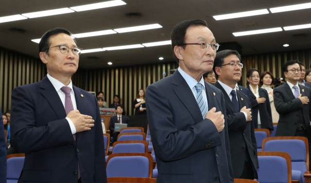 더불어민주당 이해찬 대표와 홍영표 원내대표가 23일 국회에서 열린 의원총회에서 국기에 대한 경례를 하고 있다. 연합뉴스