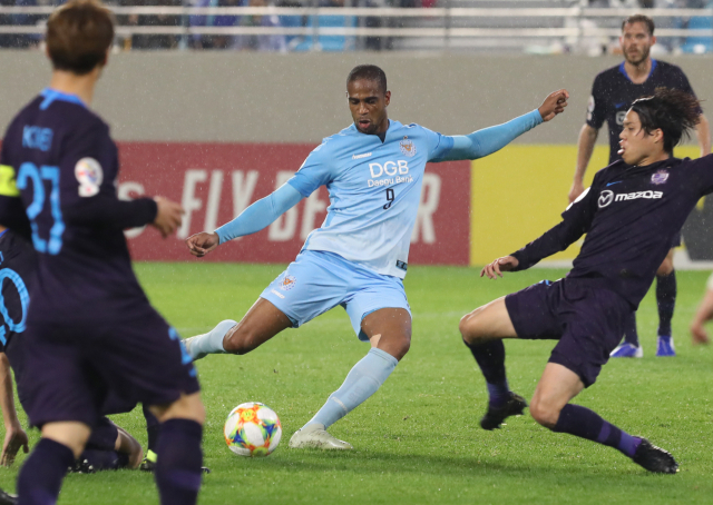 23일 저녁 대구 DGB대구은행파크에서 열린 2019 아시아축구연맹(AFC) 챔피언스리그 조별리그 F조 4차전 대구 FC와 산프레체 히로시마의 경기에서 전반 대구 FC 에드가가 상대수비들 사이에서 슛을 시도하고 있다. 연합뉴스