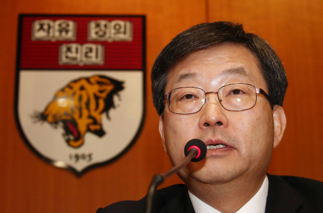 정진택 고려대 총장이 22일 오전 서울 성북구 고려대학교 본관에서 열린 기자간담회 인사말을 하고 있다. 연합뉴스