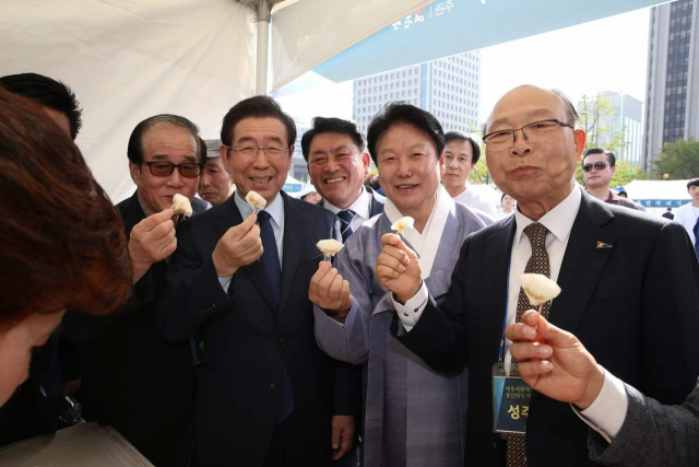 박원순 서울시장이 경복궁 세종대왕자태실 태봉안 행사에 참석해 성주참외를 시식하고 있다. 오른쪽부터 이심 재경성주군발전후원회장, 이 군수, 구 군의장, 박 시장. 성주군 제공