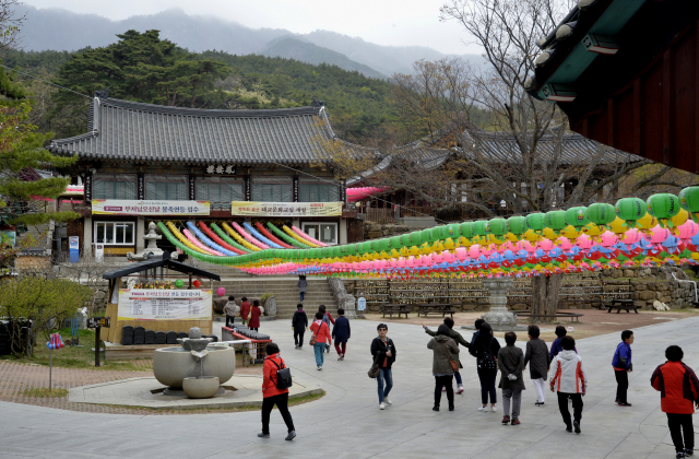 대구올레의 거점 역할을 하고 있는 동화사 풍경. 불자들과 관광객들이 뒤섞여 사찰 내부를 돌아보고 있다. 이채근 기자 mincho@imaeil.com