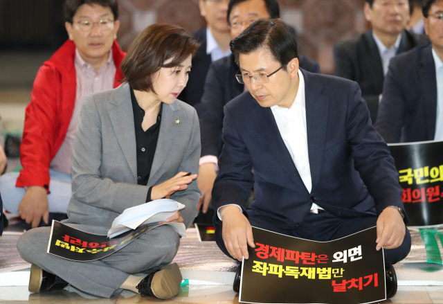 자유한국당 황교안 대표(오른쪽)와 나경원 원내대표가 24일 오전 국회 로텐더홀에서 열린 비상의원총회에서 대화하고 있다. 연합뉴스