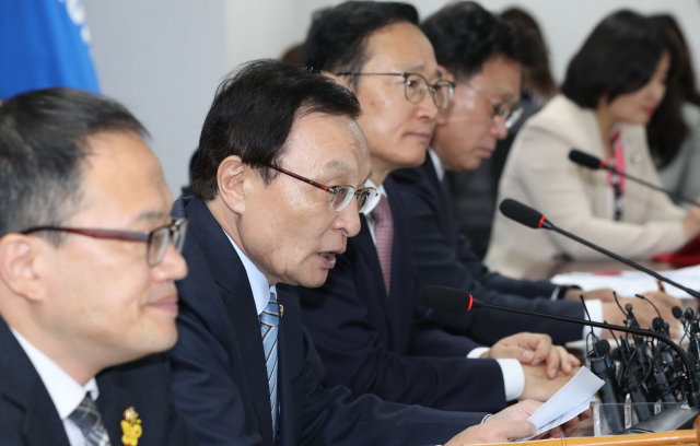 더불어민주당 이해찬 대표가 24일 오전 국회 의원회관에서 열린 확대간부회의에서 발언하고 있다. 연합뉴스