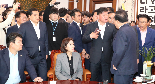 문희상 국회의장(오른쪽 두번째)이 24일 오전 여야 4당의 선거제·개혁법안 패스트트랙 문제로 국회의장실을 항의 방문한 자유한국당 의원들과 대화 후 나가려 하자 김명원 의원이 막아서고 있다. 연합뉴스