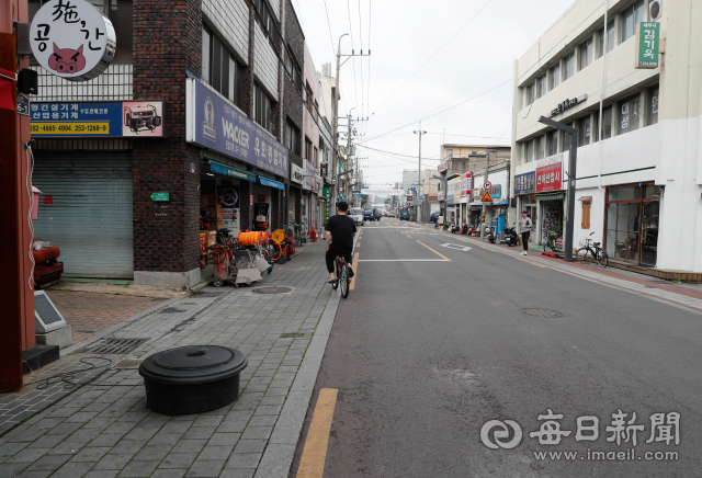 대구읍성 4대문 중 원형 복원 가능성이 상대적으로 큰 것으로 평가되는 공북문이 있던 중구 북성로 일대 모습. 사진 왼쪽에 북문(공북문)터 표지석이 자리하고 있다. 우태욱 기자 woo@imaeil.com