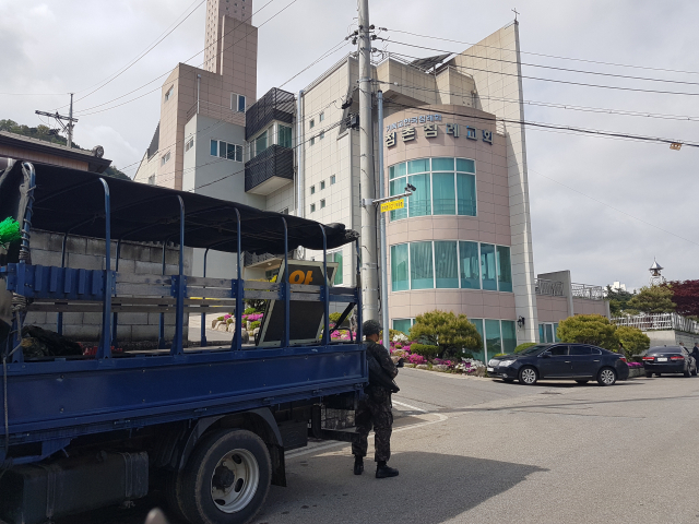 폭발물이 설치됐다는 신고가 접수된 문경의 한 교회 앞에서 군인들이 경계 근무를 서고 있다. 고도현 기자