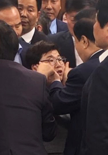 문희상 국회의장이 24일 오전 여야 4당의 선거제·개혁법안 패스트트랙 문제로 국회의장실을 항의 방문한 자유한국당 의원 중 임이자 의원(가운데)의 얼굴을 양손으로 감싸고 있다. 자유한국당은 이날 문 의장이 동료의원을 성추행했다며 사퇴를 촉구하는 긴급 의원총회를 개최한다고 밝혔다. 연합뉴스