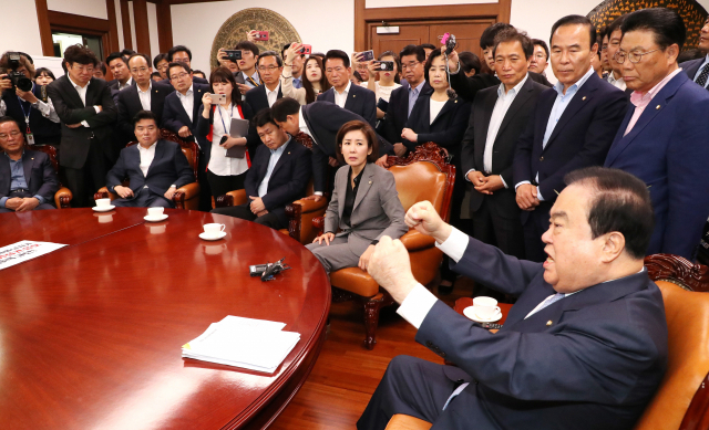 문희상 국회의장(오른쪽)이 24일 오전 여야 4당의 선거제·개혁법안 패스트트랙 문제로 국회의장실을 항의 방문한 자유한국당 나경원 원내대표(테이블 오른쪽 두번째)와 의원들에게 원칙을 강조하고 있다. 연합뉴스