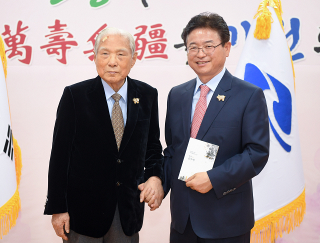 24일 오전 경북도청 잡아센터에서 열린 김무연 전 경북도지사 백수연 행사에서 이철우 경상북도지사(오른쪽)와 김 전 도지사가 손을 맞잡고 기념 촬영을 하고 있다. 임상준 기자