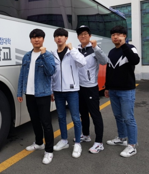 대구 영남이공대학교 자동차학과 재학생들이 남구 봉덕시장에서 발생한 금은방 절도범을 잡았다. 절도범을 제압한 황용하(19·왼쪽에서 첫 번째) 군이 포즈를 취하고 있다. 대구 영남이공대학교 제공.