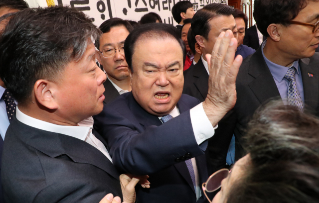 문희상 국회의장이 24일 오전 여야 4당의 선거제·개혁법안 패스트트랙 문제로 국회의장실을 항의 방문한 자유한국당 의원들과 설전을 벌이고 있다. 연합뉴스