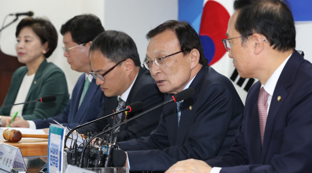 더불어민주당 이해찬 대표가 24일 오전 국회 의원회관에서 열린 확대간부회의에서 발언하고 있다. 연합뉴스