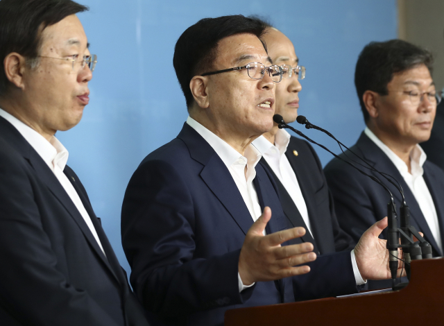 24일 국회 정론관에서 열린 정책 실패 땜질 추경 관련 자유한국당 입장 기자회견에서 자유한국당 김광림 최고위원이 발언하고 있다. 연합뉴스
