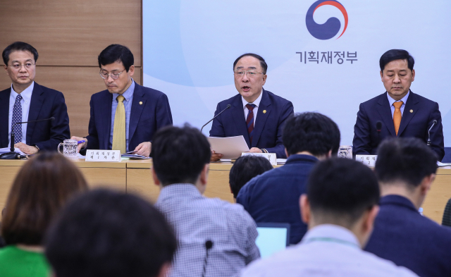 홍남기 부총리 겸 기획재정부 장관이 22일 세종시 정부세종청사 기획재정부에서 미세먼지 및 경기대응을 위한 6조 7천억원의 추경예산안 편성에 대해 설명하고 있다. 연합뉴스