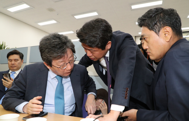 개혁법안 패스트트랙 적용에 반대하는 바른미래당 유승민 전 대표(왼쪽부터)가 유의동, 오신환 의원이 25일 오전 국회 의사과에서 인편이나 팩스를 이용해 사법개혁특별위원회 간사인 오신환 의원 사·보임계 접수를 저지하기 위해 대기하며 대화하고 있다. 연합뉴스