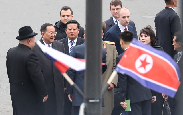 김정은 북한 국무위원장이 24일 오후(현지시간) 블라디미르 푸틴 러시아 대통령과 정상회담을 하기 위해 블라디보스토크역에 도착한 뒤 리용호 외무상(왼쪽 두번째), 김창선 국무위원회 부장(오른쪽부터), 최선희 외무성 제1부상을 비롯한 수행원들과 인사하고 있다. 연합뉴스