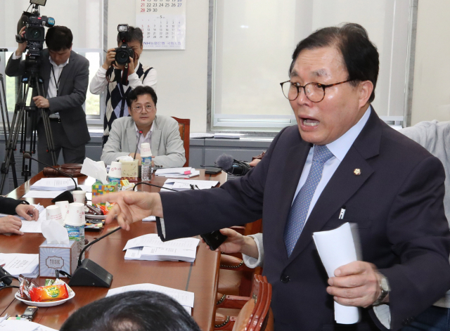 행안위 자유한국당 간사인 이채익 의원(오른쪽)이 국회에서 열린 행안위 소위에 들어가 자유한국당 의원을 제외하고 진행된 것에 대해 항의하고 있다. 연합뉴스
