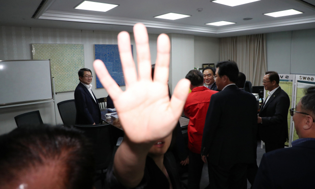 자유한국당 의원들이 25일 오전 바른미래당 지도부가 사법개혁특별위원회 위원을 오신환 의원에서 채이배 의원으로 교체하는 사보임계를 팩스로 제출하자 의원회관 채이배 의원실을 찾아가 회의 참석을 저지하고 있다. 연합뉴스