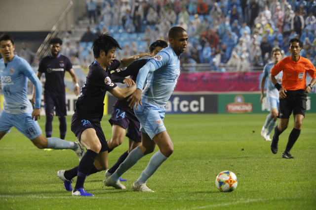 23일 대구 DGB대구은행파크에서 열린 2019 아시아축구연맹(AFC) 챔피언스리그 조별리그 F조 4차전 대구 FC와 산프레체 히로시마의 경기에서 대구 FC 에드가가 상대 수비수 따돌리고 슛을 시도하고 있다. 대구FC 제공.
