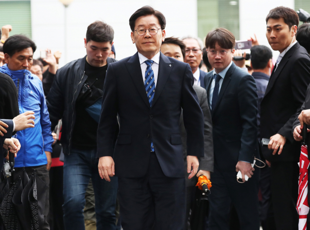 공직선거법상 허위사실 공표와 직권남용권리행사방해 혐의 등으로 기소된 이재명 경기지사가 25일 오후 경기도 성남시 수정구 수원지방법원 성남지원에서 열린 결심공판에 출석하고 있다. 연합뉴스