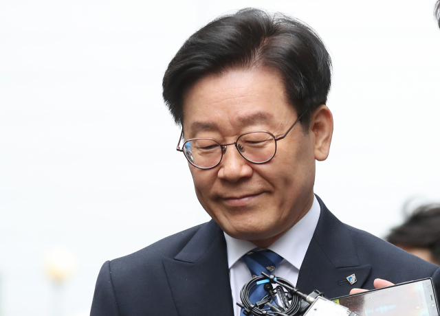 공직선거법상 허위사실 공표와 직권남용권리행사방해 혐의 등으로 기소된 이재명 경기지사가 25일 오후 경기도 성남시 수정구 수원지방법원 성남지원에서 열린 결심공판에 출석하며 취재진 질문을 듣고 있다. 연합뉴스