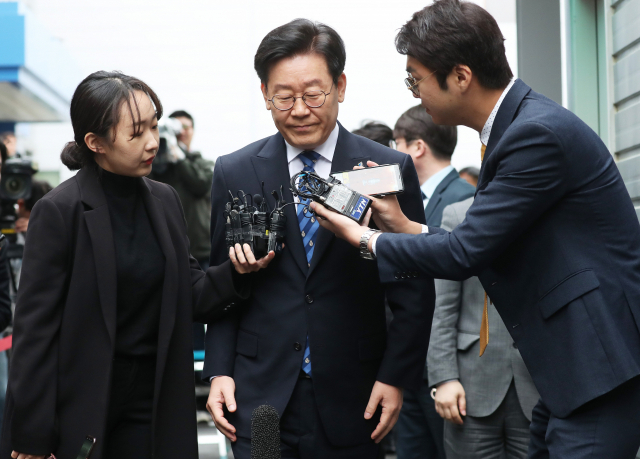 공직선거법상 허위사실 공표와 직권남용권리행사방해 혐의 등으로 기소된 이재명 경기지사가 25일 오후 경기도 성남시 수정구 수원지방법원 성남지원에서 열린 결심공판에 출석하며 취재진 질문을 듣고 있다. 연합뉴스