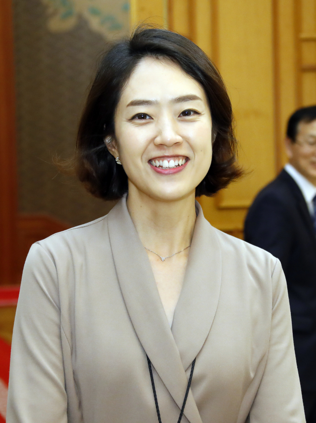 고민정 청와대 신임 대변인이 25일 오후 청와대에서 문형배-이미선 신임 헌법재판소 재판관 임명장 수여식에 입장하고 있다. 연합뉴스
