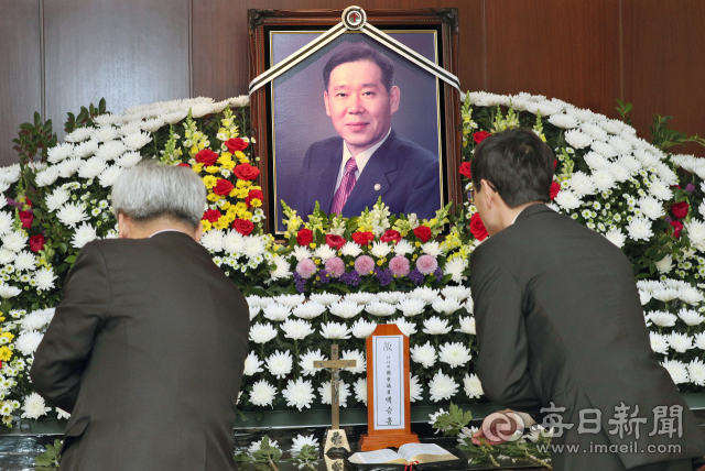 25일 대구의료원 국화원 장례식장에 마련된 고(故) 백승홍 전 국회의원 빈소에 조문객들의 발길이 이어지고 있다. 정운철 기자 woon@imaeil.com