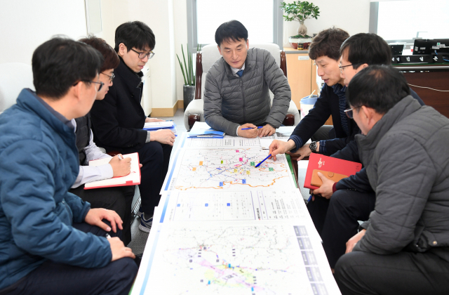 경북도 직원들이 점심시간을 쪼개 회의실에 모여 대구경북 통합신공항 이전에 대한 자료 공부와 함께 토론하는 모습. 매일신문 DB