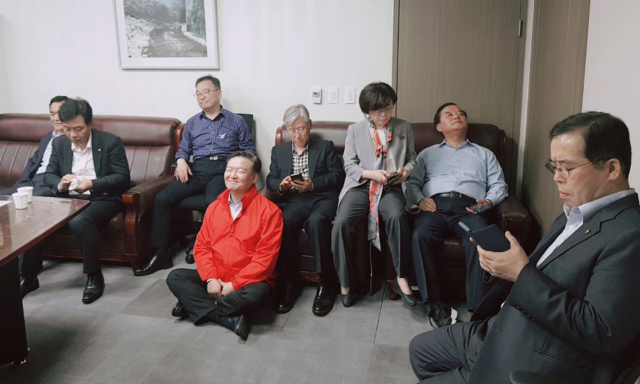 자유한국당 의원들이 25일 오전 바른미래당 지도부가 사법개혁특별위원회 위원을 오신환 의원에서 채이배 의원으로 교체하는 사보임계를 팩스로 제출하자 의원회관 채이배 의원실을 찾아가 회의 참석을 저지하고 있다. 연합뉴스
