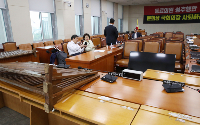 25일 자유한국당 의원들이 정치개혁특위가 열릴 국회 행안위 회의장에서 밤샘 농성을 하고 있다. 연합뉴스