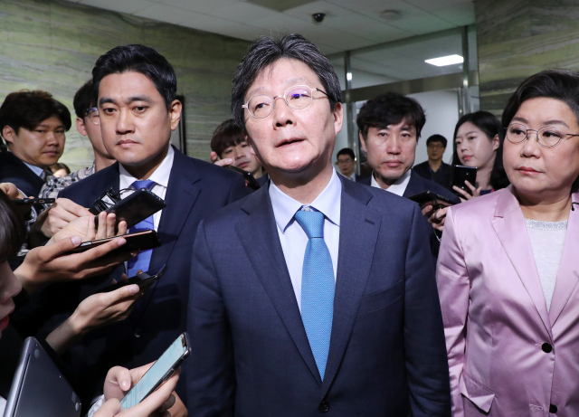 개혁법안 패스트트랙 적용에 반대하는 바른미래당 유승민 전 대표(가운데)를 비롯한 의원들이 25일 오전 국회 의사과에서 사법개혁특별위원회 간사인 오신환 의원 사·보임계가 팩스로 접수된 것을 확인한 뒤 입원 중인 문희상 국회의장에게 향하고 있다. 연합뉴스