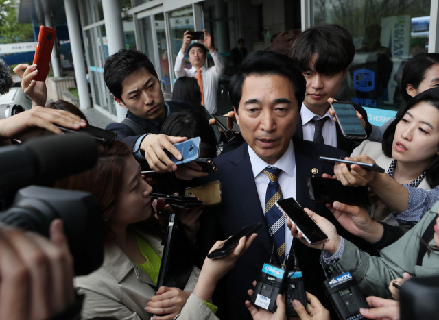 박수현 국회의장 비서실장이 25일 오전 문희상 국회의장이 입원 중인 서울 여의도 성모병원을 나서며 취재진의 질문에 답하고 있다. 연합뉴스
