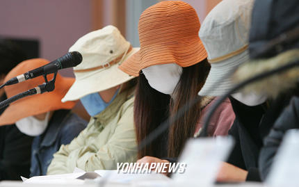 성매매 피해여성들이 지난 2004년 4월 서울 대방동 서울여성플라자 회의실에서 자활과정에 대한 얘기를 하고 있다. 이 사진은 기사의 이해를 돕기위한 자료 입니다.(연합뉴스)