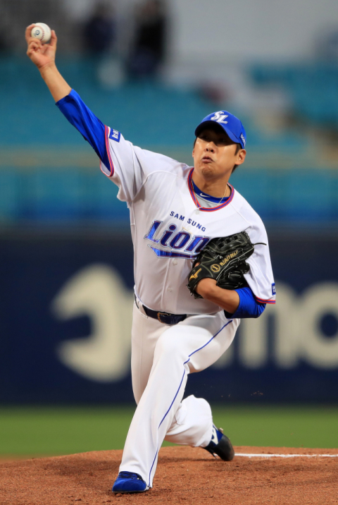 25일 대구삼성라이온즈파크에서 열린 2019 KBO리그 삼성 라이온즈와 SK 와이번스 경기에서 삼성 선발투수 윤성환이 투구하고 있다. 삼성 라이온즈 제공