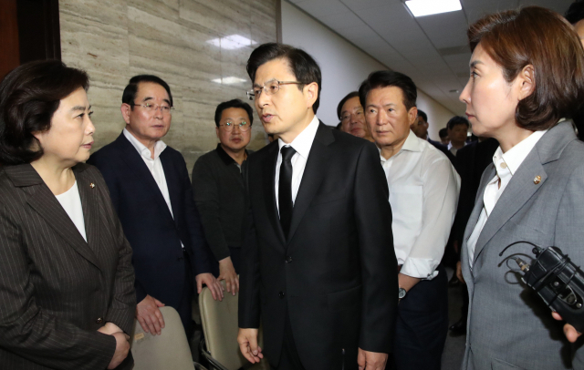 상중인 자유한국당 황교안 대표가 26일 국회 자유한국당 회의장 점거현장을 방문, 격려하고 있다. 연합뉴스