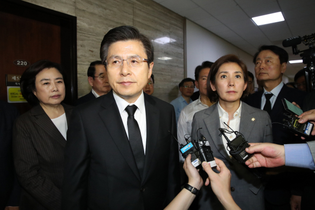 상중인 자유한국당 황교안 대표가 26일 국회 자유한국당 회의장 점거현장을 방문, 격려하고 있다. 연합뉴스