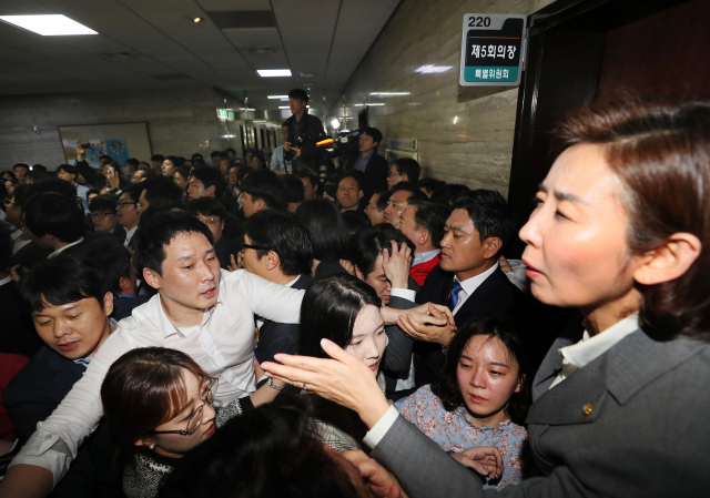 자유한국당 나경원 원내대표와 의원들이 25일 오후 서울 국회 사법개혁특별위원회 회의실 앞을 막고 있다. 연합뉴스
